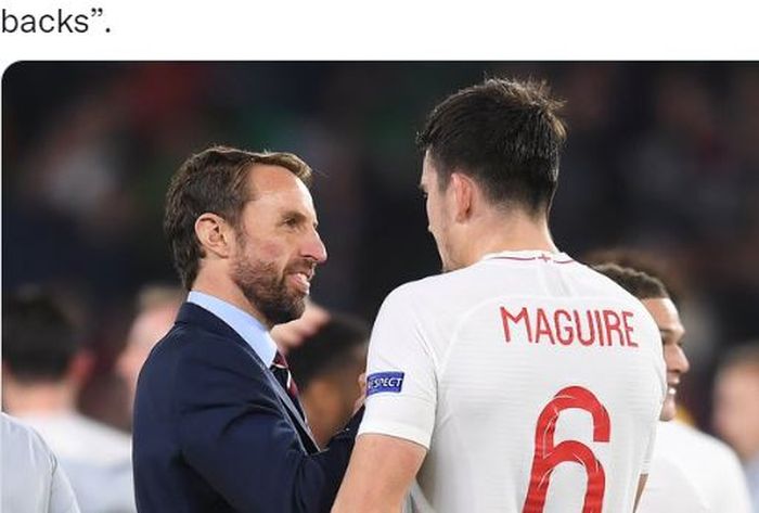 Pelatih timnas Inggris, Gareth Southgate, berbicara dengan Harry Maguire.