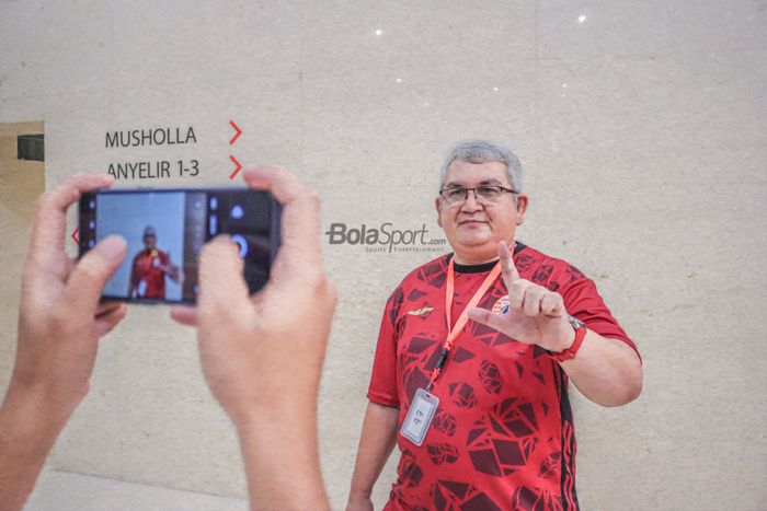 Petinggi The Jakmania, Tauhid Indrasjarief atau kerap disapa Bung Ferry, saat ditemui di Hotel Aston Kartika, Grogol, Jakarta, 18 November 2022.