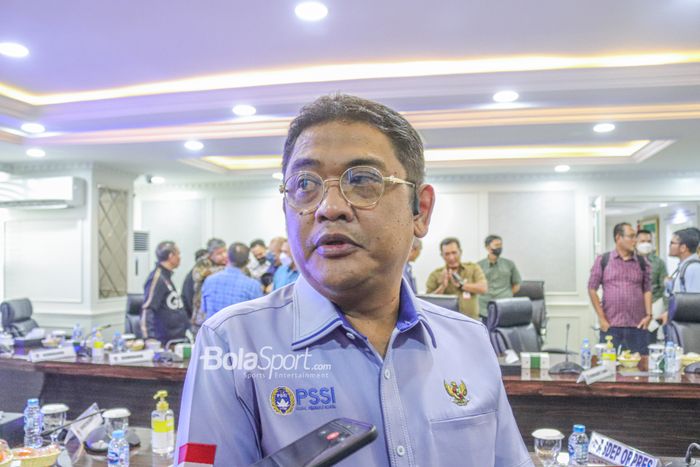 Anggota Komite Eksekutif (Exco) PSSI, Endri Irawan, sedang memberikan keterangan kepada awak media di Kantor Kemenpora, Senayan, Jakarta, 18 November 2022.