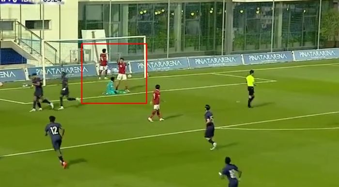 Justin Hubner memarahi Cahya Supriadi setelah melakukan blunder dalam laga timnas Indonesia U-20 vs Prancis (17/11/2022). 