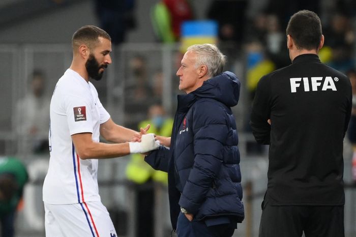 Karim Benzema (kiri) dan pelatih timnas Prancis, Didier Deschamps, bersalaman saat laga melawan Ukraina di Kiev (4/9/2021). Benzema akan absen di Piala Dunia 2022.