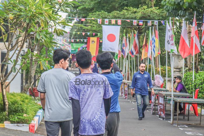 Suasana di Kampung Piala Dunia 2022 Qatar di Indonesia yang terletak pada Komplek Maharaja Depok Cluster Cemara, Jawa Barat, 21 November 2022.