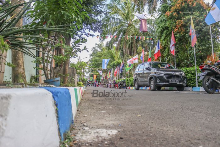 Suasana di Kampung Piala Dunia 2022 Qatar di Indonesia yang terletak pada Komplek Maharaja Depok Cluster Cemara, Jawa Barat, 21 November 2022.