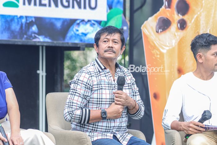 Direktur Teknik PSSI, Indra Sjafri, tampak sedang memberikan sambutan di Kemang, Jakarta, 22 November 2022.