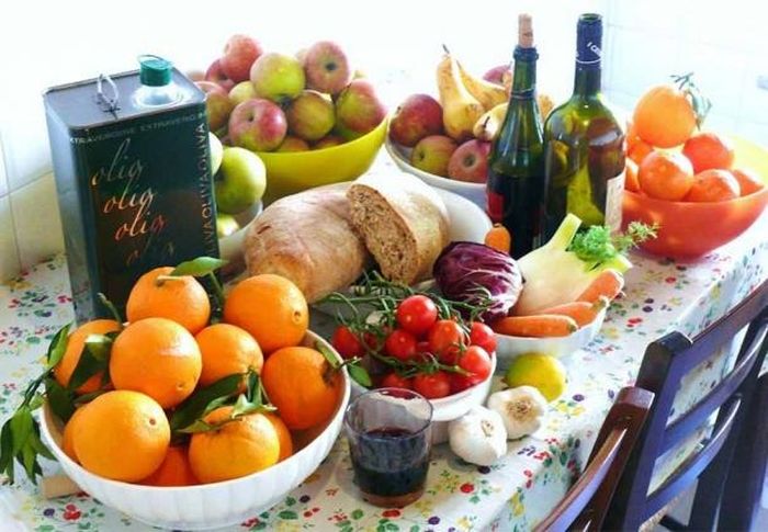 Diet Mediterania mempromosikan lemak sehat, bumbu dan rempah-rempah, serta ikan dan unggas. Pola makan kuno ini mungkin bervariasi menurut negara dan kelas ekonomi.