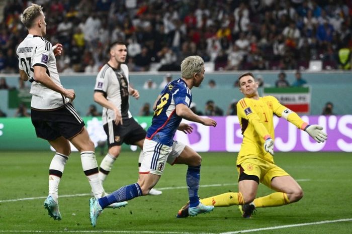 Pemain Jepang, Takuma Asano, menjebol gawang Jerman dalam laga penyisihan grup Piala Dunia 2022.