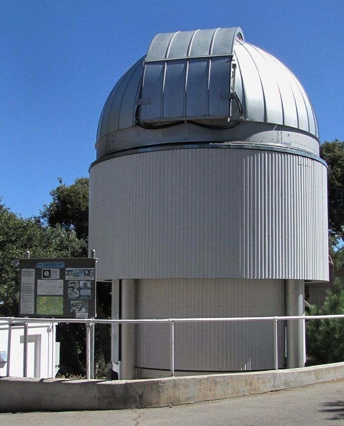 Salah satu dari enam teleskop yang merupakan bagian dari rangkaian CHARA, sebuah interferometer astronomi. Lokasi: Kompleks Observatorium Mt. Wilson, California, AS.