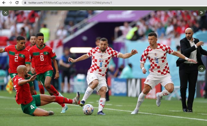 Gelandang timnas Kroasia, Mateo Kovacic (8) dan Ivan Perisic (4), berduel dengan pemain Maroko pada laga fase grup F Piala Dunia di Stadion Al Bayt, Rabu (23/11/2022).