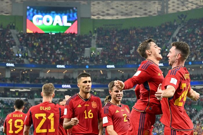 Gavi (dua dari kanan) merayakan golnya dalam laga timnas Spanyol vs Kosta Rika pada duel Piala Dunia 2022 di Al Thumama Stadium (23/11/2022).