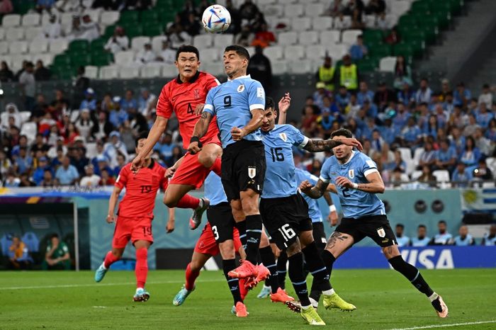 Luis Suarez (kanan) melakukan duel udara melawan Kim Min-Jae (kiri) dalam matchday 1 babak penyisihan Grup H Piala Dunia 2022 di Education City Stadium, Kamis (24/11/2022).