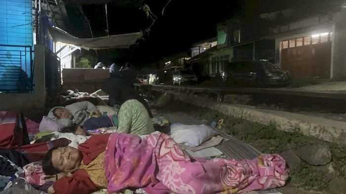 Pengungsi korban gempa Cianjur terpaksa tidur di pinggir rel kereta api karena minimnya tenda darurat.