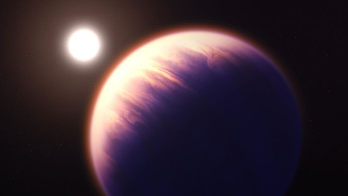 Ilustrasi planet WASP-39 b dan bintangnya. Planet ini memiliki atmosfer kabur oranye-biru dengan petunjuk pita awan memanjang di bawahnya. Seperempat kiri planet (sisi yang menghadap bintang) menyala, sedangkan sisanya dalam bayangan. Bintang itu berwarna putih kekuningan cerah, tanpa fitur yang jel