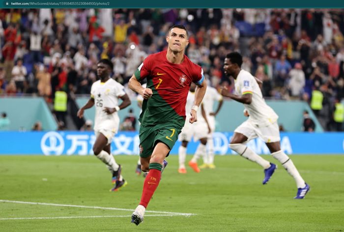 Penyerang sekaligus kapten timnas Portugal, Cristiano Ronaldo berselebrasi usai mencetak gol ke gawang timnas Ghana pada laga Grup H Piala Dunia 2022.