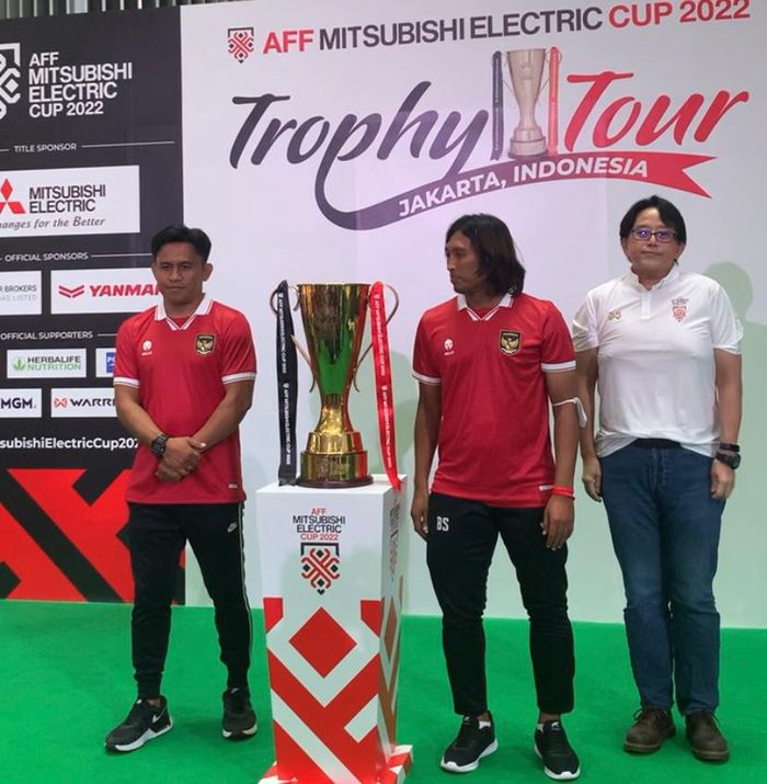 Dua legenda timnas Indonesia, Ilham Jaya Kesuma dan Budi Sudarsono turut memeriahkan acara Trophy Tour AFF 2022.