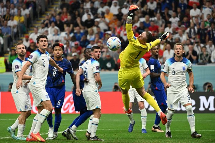 Kiper timnas Inggris, Jordan Pickford, melihat bola dalam laga Grup B Piala Dunia 2022 kontra timnas Amerika Serikat di Stadion Al Bayt, Jumat (25/11/2022).