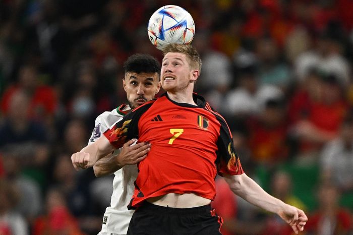 Bek timnas Maroko, Noussair Mazraoui, dan gelandang timnas Belgia, Kevin De Bruyne (7), saling berduel dalam laga Grup F Piala Dunia 2022, Minggu (27/11/2022).