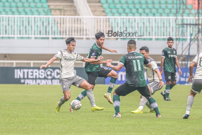 Bek sayap kiri Persib Bandung, Zalnando (kiri), sedang berebut bola dengan pemain Persikabo 1973 bernama Ryan Kurnia (kanan) dalam laga uji coba di Stadion Pakansari, Bogor, Jawa Barat, 27 November 2022.