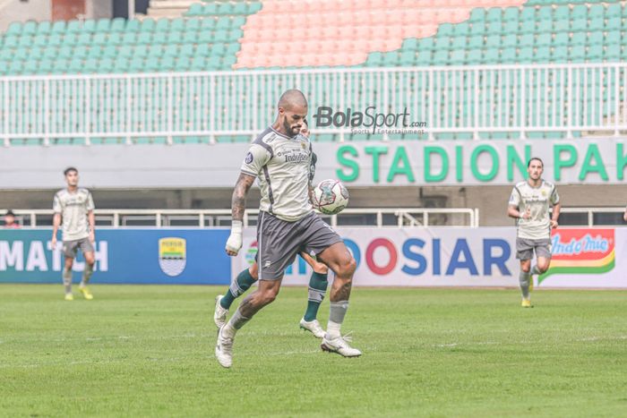 Striker Persib Bandung, David da Silva, tampak sedang mengontrol bola dalam laga uji coba di Stadion Pakansari, Bogor, Jawa Barat, 27 November 2022.