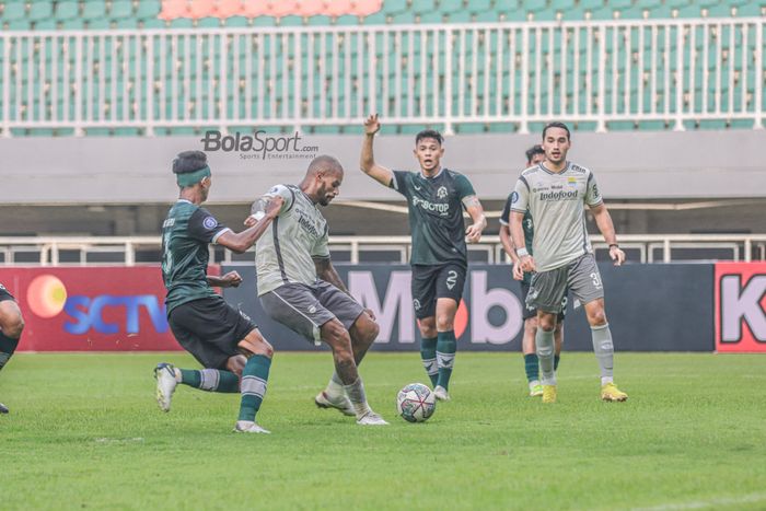 Striker Persib Bandung, David da Silva (tengah), tampak akan menendang bola ke gawang lawan dalam laga uji coba di Stadion Pakansari, Bogor, Jawa Barat, 27 November 2022.
