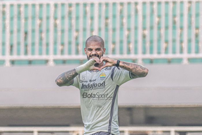 Striker Persib Bandung, David da Silva, tampak sedang melakukan selebrasi seusai mencetak gol dalam laga uji coba di Stadion Pakansari, Bogor, Jawa Barat, 27 November 2022.