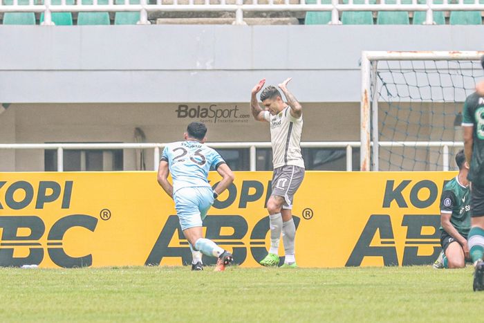 Striker Persib Bandung, Ciro Alves (kanan), tampak mengangkat tangannya sebagai bentuk tidak selebrasi seusai mencetak gol mantan klubnya yakni Persikabo 1973 dalam laga uji coba di Stadion Pakansari, Bogor, Jawa Barat, 27 November 2022.