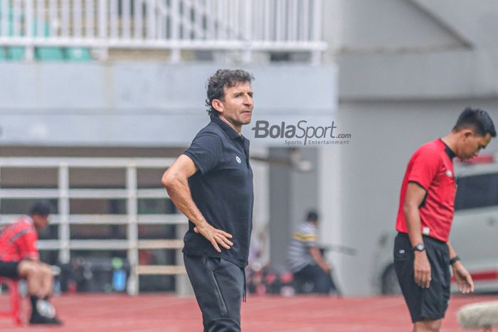 Pelatih Persib Bandung, Luis Milla, tampak sedang mengamati para pemainnya bertanding dalam laga uji coba di Stadion Pakansari, Bogor, Jawa Barat, 27 November 2022.