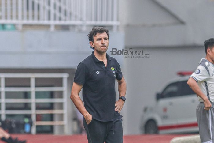 Pelatih Persib Bandung, Luis Milla, tampak sedang mengamati para pemainnya bertanding dalam laga uji coba di Stadion Pakansari, Bogor, Jawa Barat, 27 November 2022.