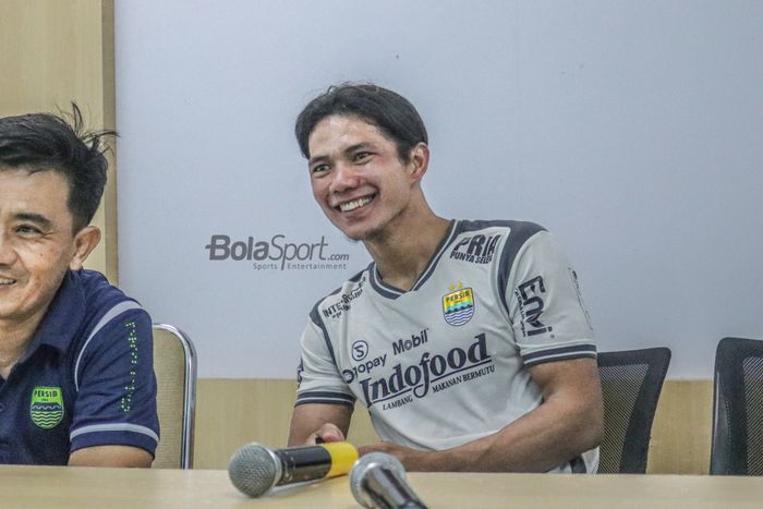 Bek Persib Bandung, Achmad Jufriyanto, tampak sumringah saat jumpa pers di Stadion Pakansari, Bogor, Jawa Barat, 27 November 2022.