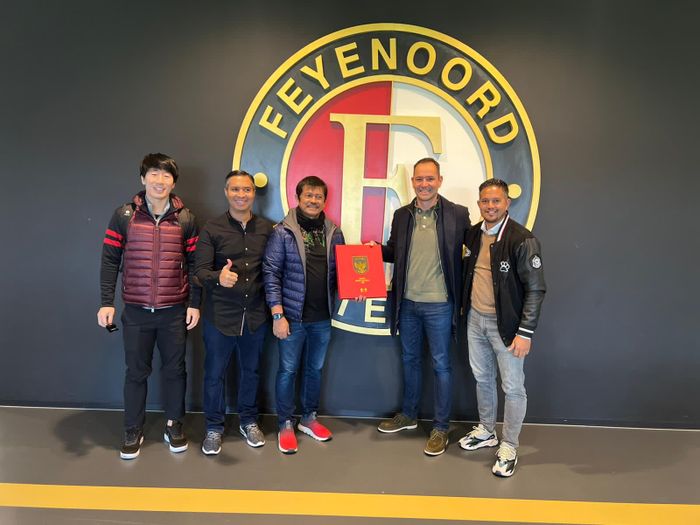 Direktur Teknik PSSI, Indra Sjafri, Asisten pelatih timnas Indonesia, Kim Jong-jin dan Hamdan Hamedan bertemu dengan manjemen Feyenoord.