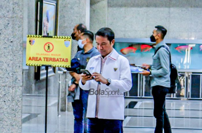 Sekretaris Jendral (Sekjen PSSI), Yunus Nusi (tengah), tampak tiba di Mabes Polri, Jakarta, 29 November 2022.