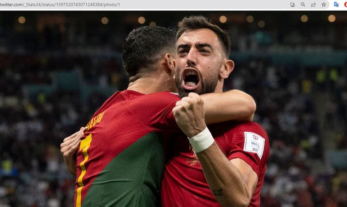 Bruno Fernandes merayakan gol bersama Cristiano Ronaldo di ajang Piala Dunia 2022.