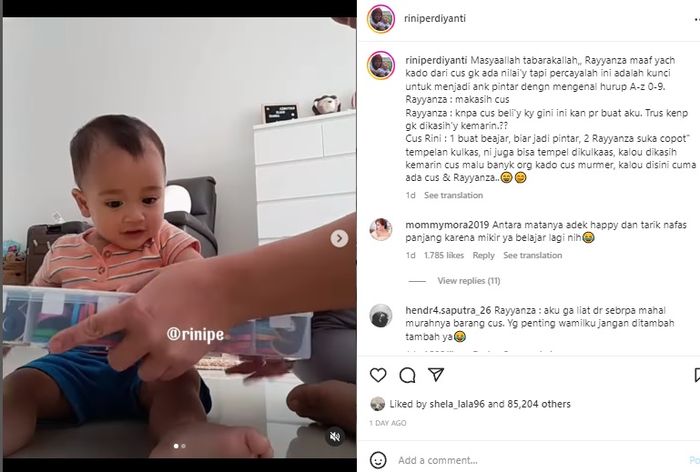 Unggahan Suster Rini saat memberikan kado untuk Rayyanza.