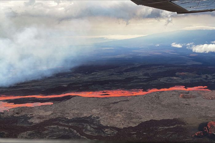 Erupsi Mauna Loa, gunung api aktif terbesar sedunia, pada 27 November 2022.