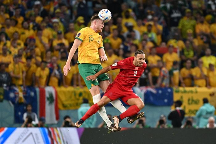 Bek timnas Australia, Harry Souttar, berduel dengan striker timnas Denmark, Martin Braithwaite, dalam laga Grup D Piala Dunia 2022 di Stadion Al Janoub, Rabu (30/11/2022).