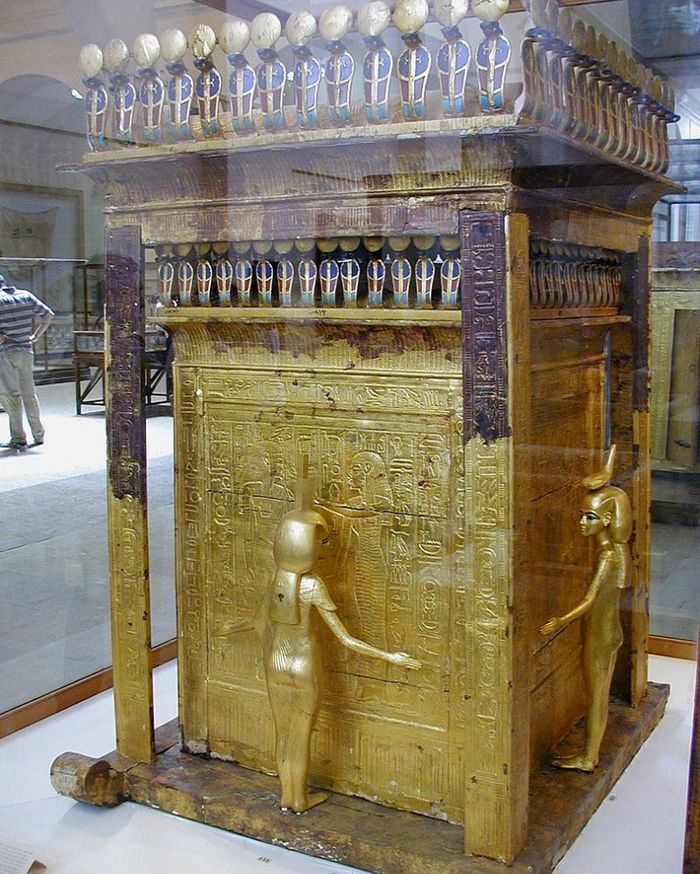 Peti kanopi menyimpan bagian tubuh firaun, seperti usus, paru-paru, hati, dan perutnya. Organ-organ ini diawetkan agar bisa digunakan oleh sang firaun di akhirat.