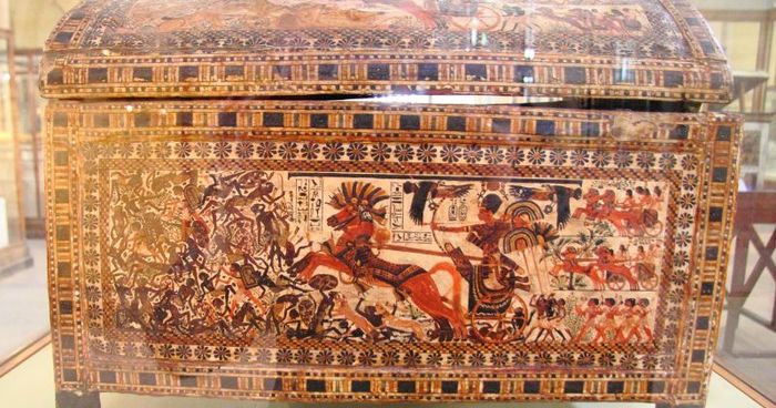Tutankhamun memiliki pijakan kaki itu merujuk pada semua musuh Mesir. Dengan mengistirahatkan kakinya di atasnya, firaun mungkin secara simbolis menginjak-injak musuhnya setiap kali dia duduk.