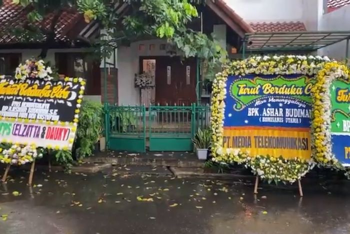 Suasana rumah orang tua Ben Kasyafani dua hari usai sang ayah tutup usia di kawasan Bintaro, Tangerang Selatan, Kamis (1/12/2022). 