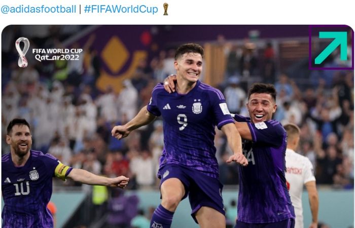 Julian Alvarez (tengah) dan Lionel Messi (kiri), merayakan keberhasilan Argentina lolos ke babak 16 besar Piala Dunia 2022 sebagai juara Grup C, Rabu (30/11/2022) di Doha.