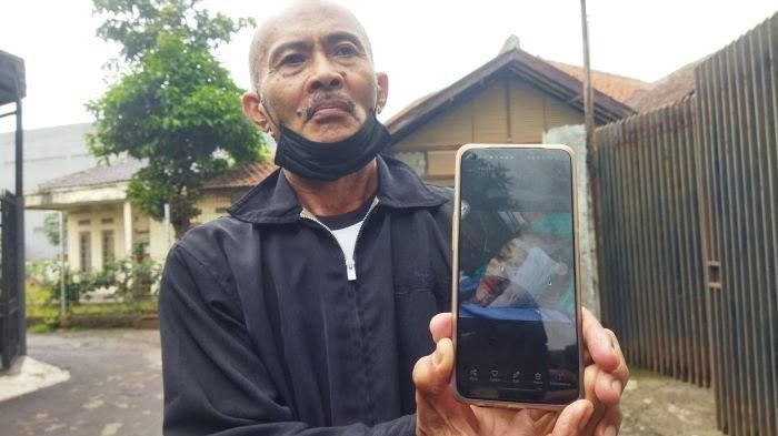Ayah korban tunjukkan foto kondisi Dini pasca disiram air keras suaminya