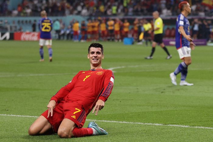 Striker timnas Spanyol, Alvaro Morata, merayakan gol ke gawang timnas Jepang dalam laga Grup E Piala Dunia 2022 di Stadion Khalifa International, Kamis (1/12/2022).