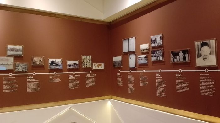 Suasana ruangan koleksi sejarah Kabupaten Lebak. Museum Multatuli adalah satu-satunya museum di Kabupaten Lebak, sehingga topik yang diangkat tidak hanya terkait Multatuli, tetapi sejarahnya pula.