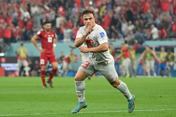 Gelandang timnas Swiss, Xherdan Shaqiri, merayakan gol ke gawang timnas Serbia dalam laga Grup G Piala Dunia 2022 di Stadion 974, Jumat (2/12/2022).