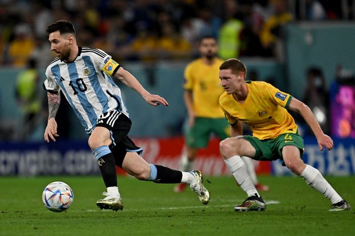 Kapten timnas Argentina, Lionel Messi, berebut bola dengan bek timnas Australia, Kye Rowles, dalam laga babak 16 besar Piala Dunia 2022 di Stadion Ahmad Bin Ali, Sabtu (3/12/2022).