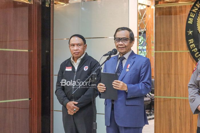 Menteri Bidang Politik, Hukum, dan Keamanan Republik Indonesia, Mahfud MD (kanan), sedang jumpa pers ditemani Zainudin Amali (kiri) selaku Menteri Pemuda dan Olahraga Republik Indonesia di Kantor Menko Polhukam, Monas, Jakarta, 5 Desember 2022.