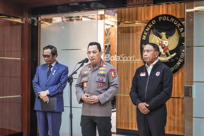 (Dari kiri ke kanan) Mahfud MD (Menteri Bidang Politik, Hukum dan Keamanan Republik Indonesia), Kapolri Jendral Listyo Sigit Prabowo, Zainudin Amali (Menteri Pemuda dan Olahraga Republik Indonesia), sedang jumpa pers di Kantor Menko Polhukam, Monas, Jakarta, 5 Desember 2022.