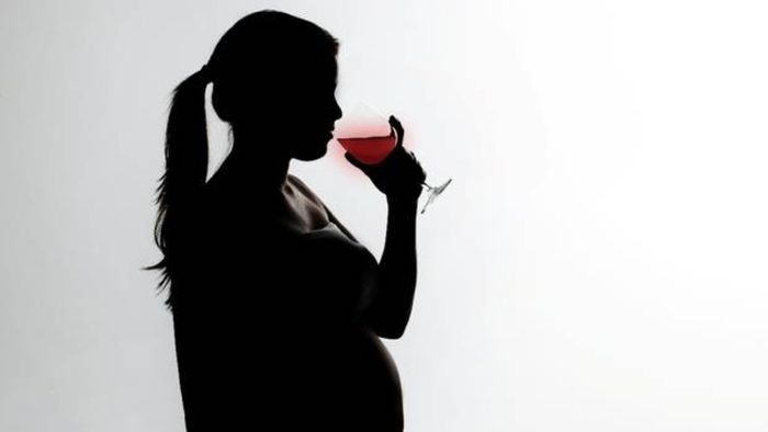 Wanita hamil harus benar-benar menghindari konsumsi alkohol.