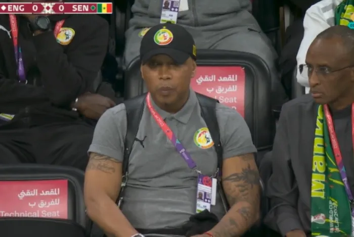 Legenda timnas Senegal El Hadji Diouf tampak tidak dikenali saat duduk di bangku penonton untuk menyaksikan laga Senegal vs Inggris di babak 16 besar Piala Dunia 2022, Senin (5/12/2022)