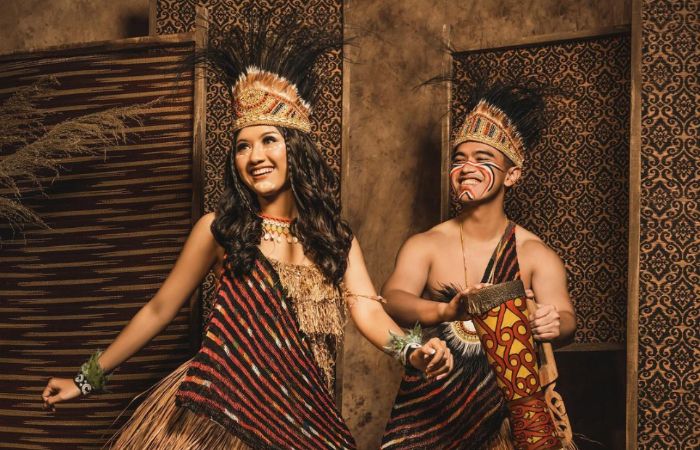 Erina Gudono dan Kaesang Pangarep dalam balutan busana adat Papua 