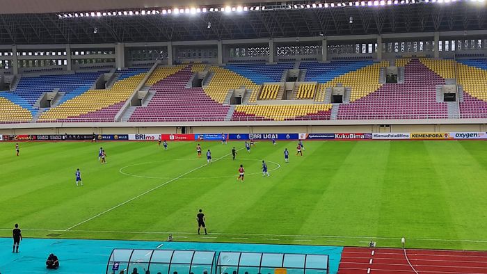 Suasana pertandingan pembuka lanjutan Liga 1 2022/2023 antara Madura United dan PSIS Semarang.