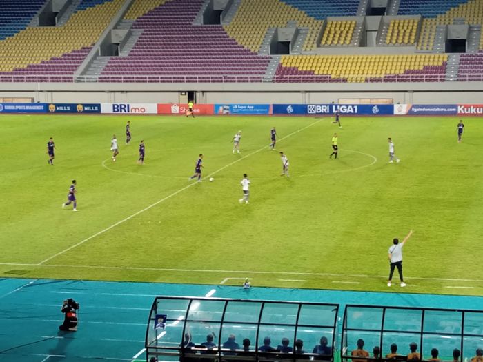 Suasana pertandingan antara Persik Kediri Vs Persib Bandung pada laga pekan ke-12 Liga 1 2022-2023 Stadion Manahan, Solo, Rabu (6/12/2022).